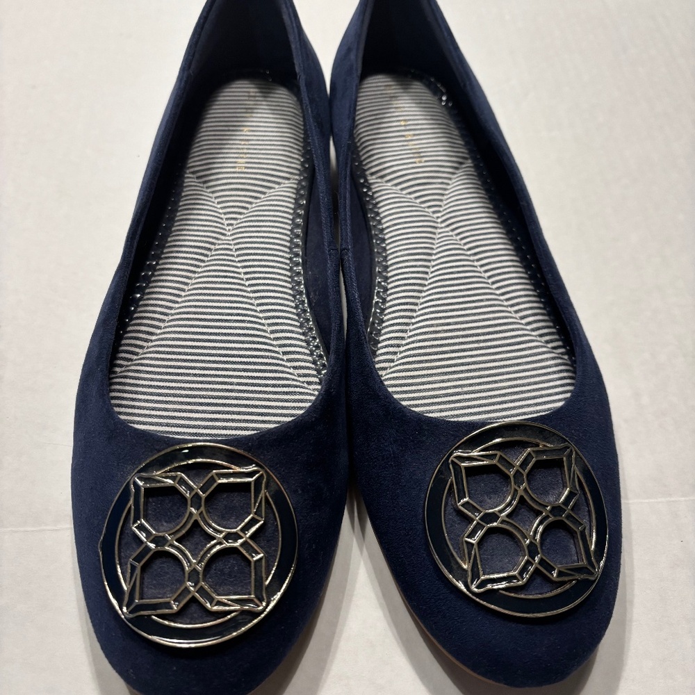 KELLY & KATIE HILIAH MEDALLION BALLET FLAT NAVY Size 9.5